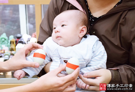 剃胎毛、滿月剃頭、嬰兒剃頭、嬰兒理髮、嬰兒剃髮、嬰兒剃胎毛、嬰兒滿月剃頭、寶寶剃頭、剃胎毛儀式、剃胎毛吉祥話、滿月剃頭儀式、滿月剃頭吉祥話、寶寶剃胎毛、寶寶滿月剃頭理髮、新北永和區剃胎毛、新北永和區滿月剃頭、新北永和區嬰兒剃頭剃胎毛、新北永和區嬰兒理髮、新北永和區嬰兒剃髮、王寶寶(新北永和區嬰兒寶寶滿月剃頭理髮、免費嬰兒剃胎毛儀式吉祥話)。中國風會場，爸媽寶貝免費穿「日中韓」古裝禮服。專業拍照、DVD光碟、證書。★購買「臍帶章、肚臍章、胎毛筆刷印章」贈送：剃頭、收涎、抓周，三選一。2016.01.03 照片4